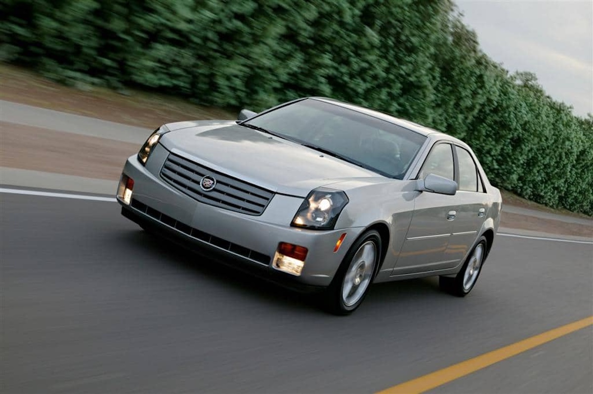 „Cadillac CTS-V“: nuo senelio šortų iki raumenų kostiumų
